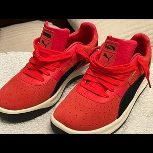 MENS SNEAKERS   SUEDE PUMAS. 9.5